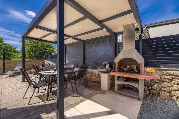 4-Bedroom House in Linardići for up to 8 Guests