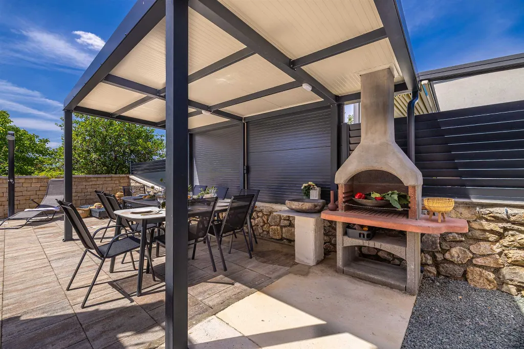 4-Bedroom House in Linardići for up to 8 Guests