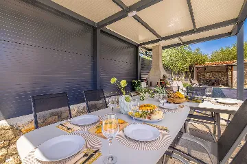 4-Bedroom House in Linardići for up to 8 Guests