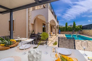 4-Bedroom House in Linardići for up to 8 Guests