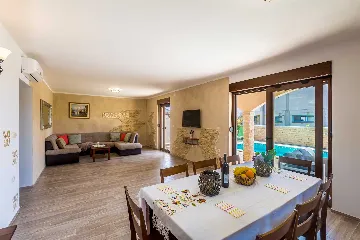 4-Bedroom House in Linardići for up to 8 Guests