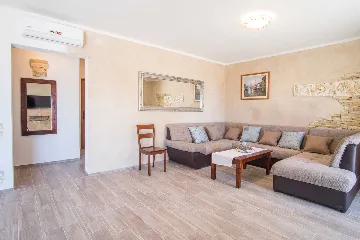 4-Bedroom House in Linardići for up to 8 Guests