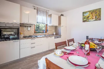 4-Bedroom House in Linardići for up to 8 Guests
