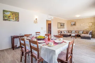 4-Bedroom House in Linardići for up to 8 Guests