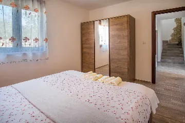 4-Bedroom House in Linardići for up to 8 Guests