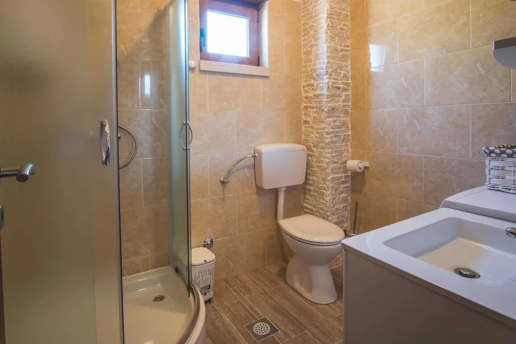 4-Bedroom House in Linardići for up to 8 Guests