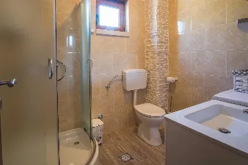 4-Bedroom House in Linardići for up to 8 Guests