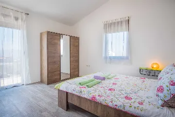 4-Bedroom House in Linardići for up to 8 Guests