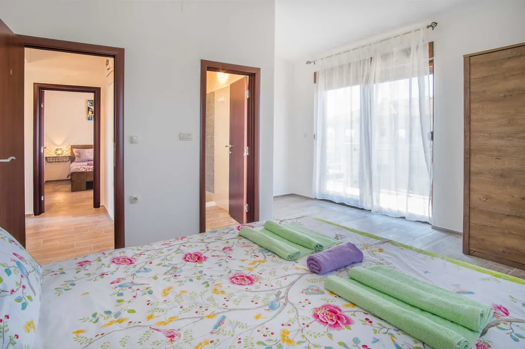4-Bedroom House in Linardići for up to 8 Guests