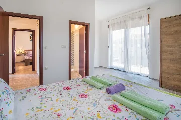 4-Bedroom House in Linardići for up to 8 Guests