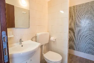 4-Bedroom House in Linardići for up to 8 Guests