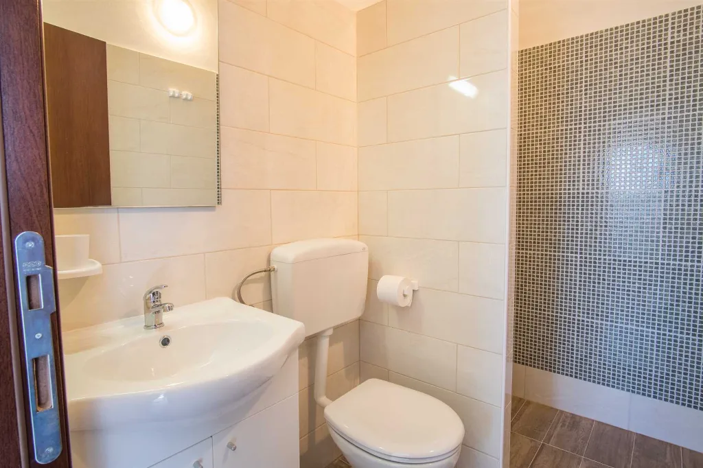 4-Bedroom House in Linardići for up to 8 Guests