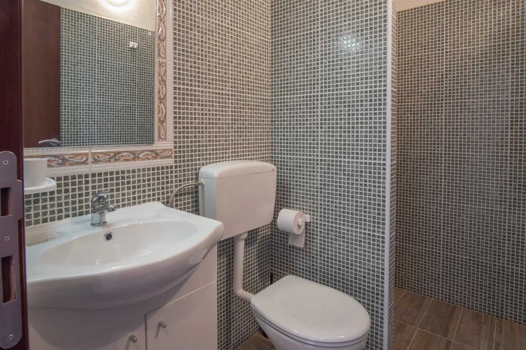 4-Bedroom House in Linardići for up to 8 Guests