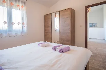 4-Bedroom House in Linardići for up to 8 Guests