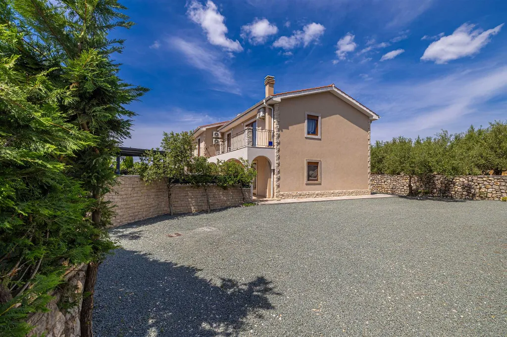 4-Bedroom House in Linardići for up to 8 Guests