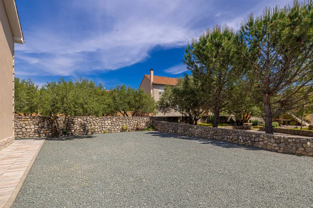 4-Bedroom House in Linardići for up to 8 Guests