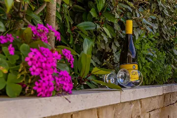 4-Bedroom House in Linardići for up to 8 Guests