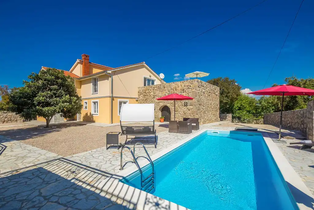 4-Bedroom Holiday House for up to 10 in Vrh