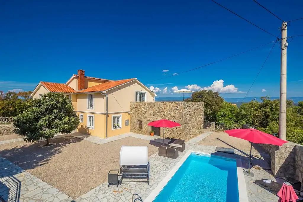 4-Bedroom Holiday House for up to 10 in Vrh