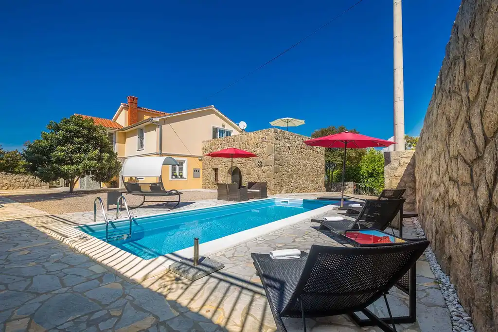 4-Bedroom Holiday House for up to 10 in Vrh