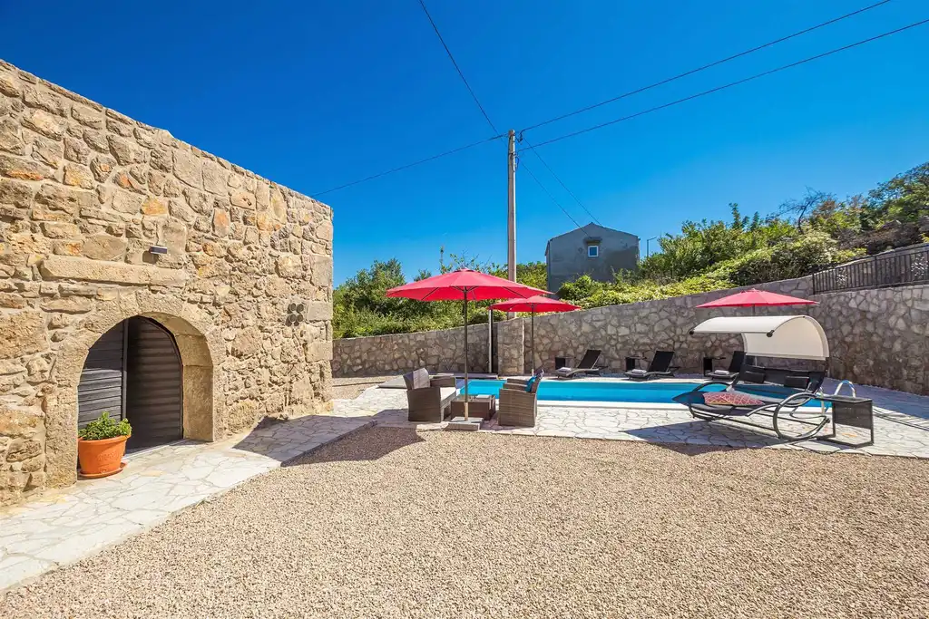 4-Bedroom Holiday House for up to 10 in Vrh