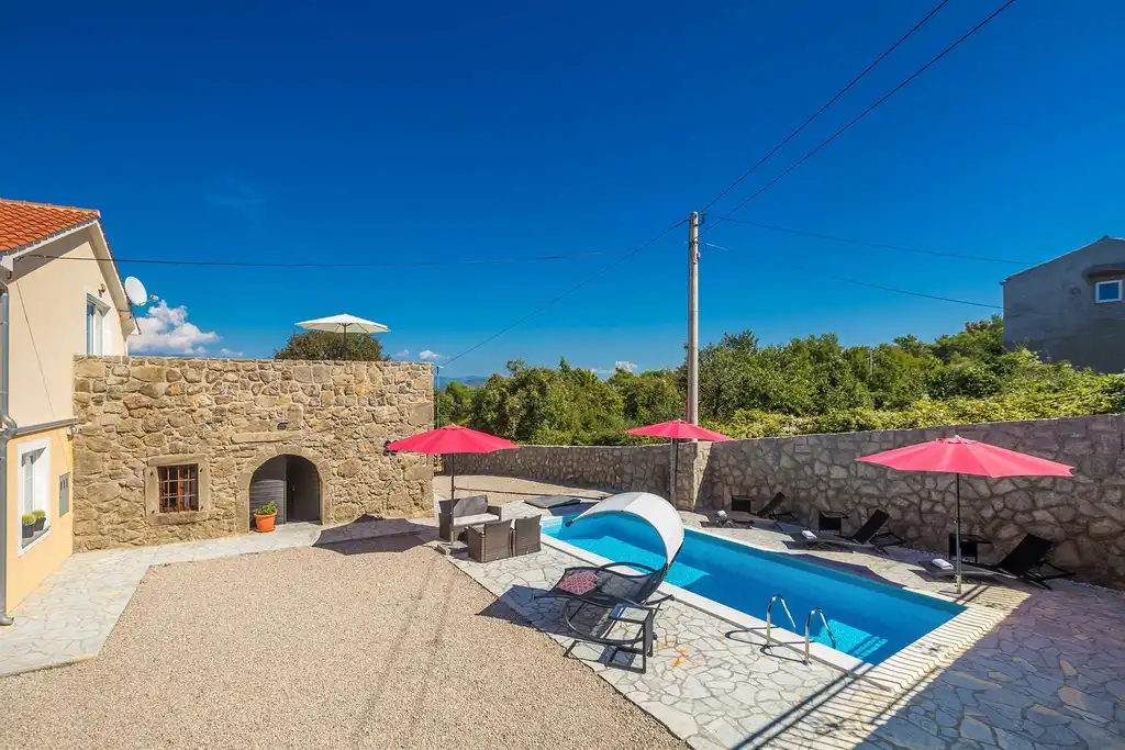 4-Bedroom Holiday House for up to 10 in Vrh