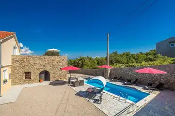 4-Bedroom Holiday House for up to 10 in Vrh