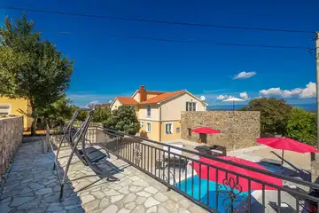 4-Bedroom Holiday House for up to 10 in Vrh