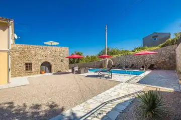 4-Bedroom Holiday House for up to 10 in Vrh