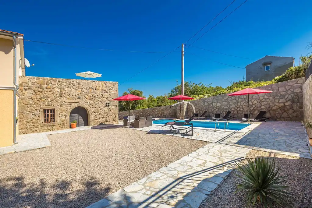 4-Bedroom Holiday House for up to 10 in Vrh