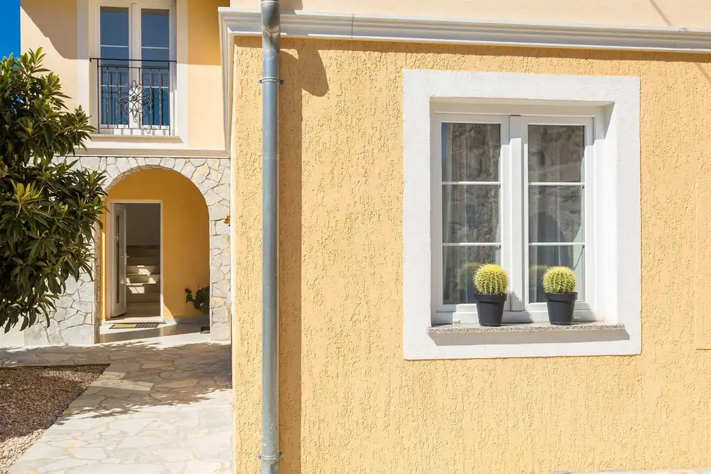 4-Bedroom Holiday House for up to 10 in Vrh