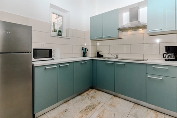 4-Bedroom Holiday House for up to 10 in Vrh