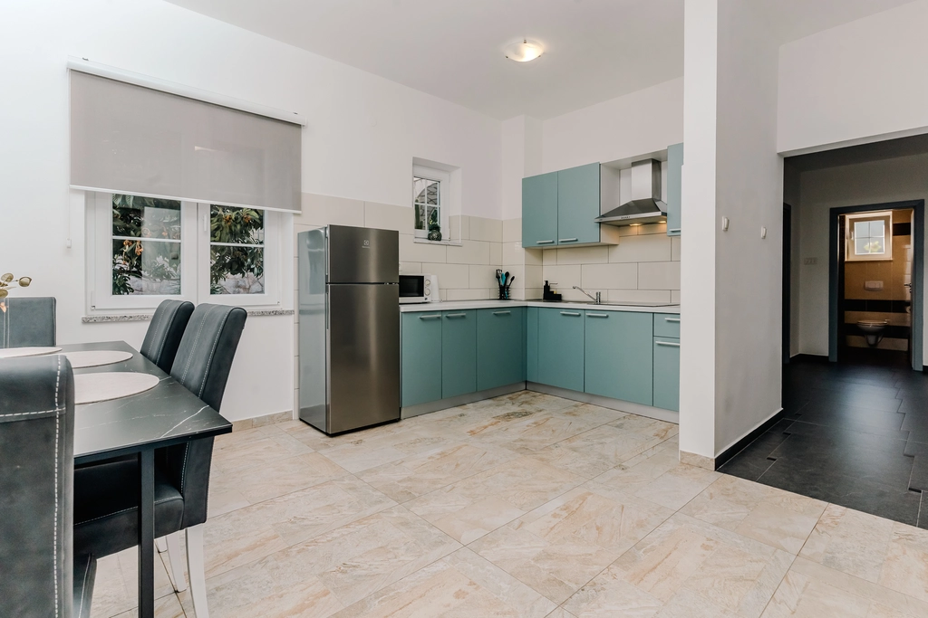 4-Bedroom Holiday House for up to 10 in Vrh