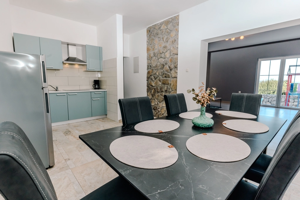 4-Bedroom Holiday House for up to 10 in Vrh