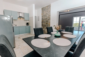 4-Bedroom Holiday House for up to 10 in Vrh