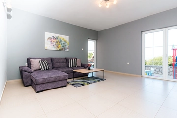 4-Bedroom Holiday House for up to 10 in Vrh