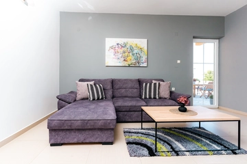 4-Bedroom Holiday House for up to 10 in Vrh