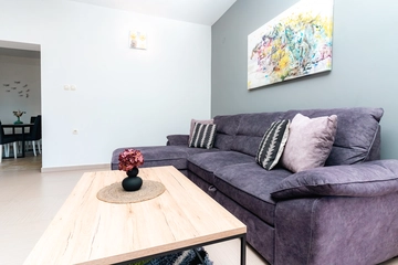 4-Bedroom Holiday House for up to 10 in Vrh