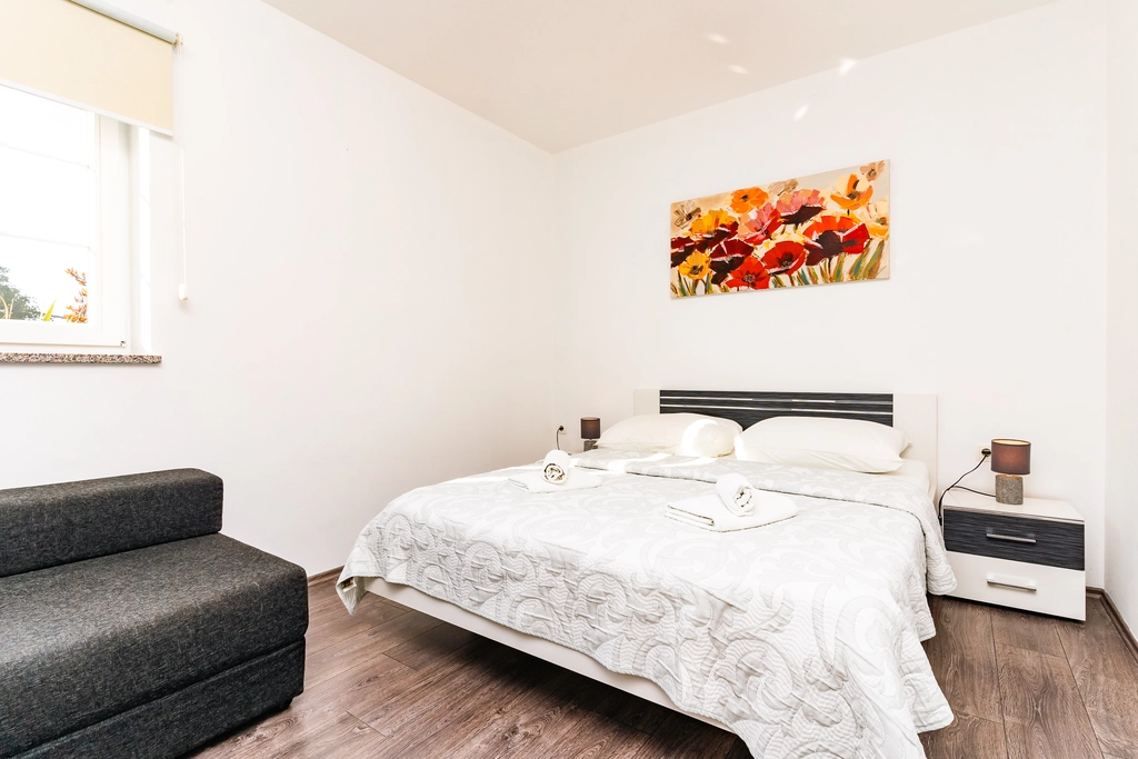 4-Bedroom Holiday House for up to 10 in Vrh