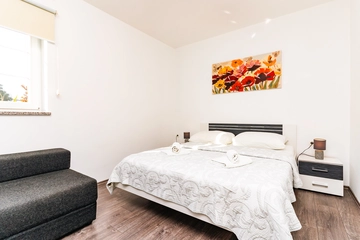 4-Bedroom Holiday House for up to 10 in Vrh