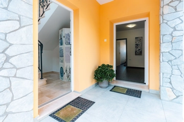 4-Bedroom Holiday House for up to 10 in Vrh