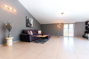 4-Bedroom Holiday House for up to 10 in Vrh