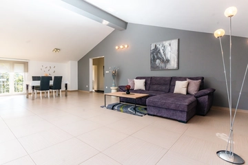 4-Bedroom Holiday House for up to 10 in Vrh