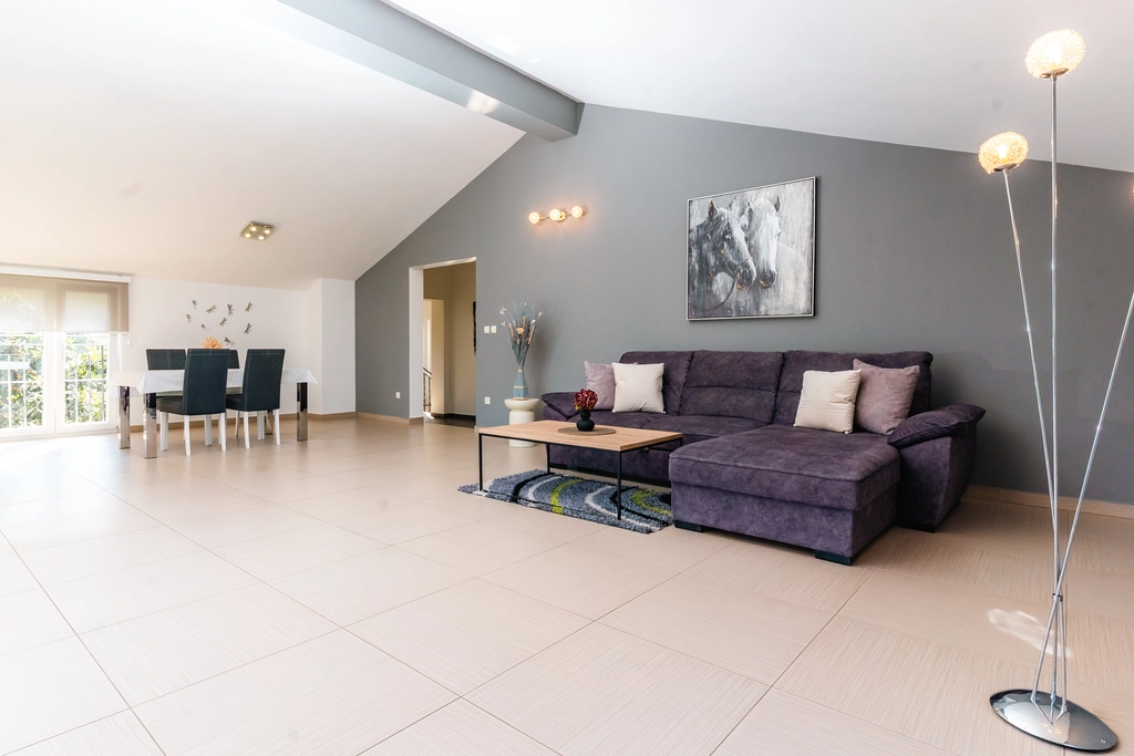 4-Bedroom Holiday House for up to 10 in Vrh
