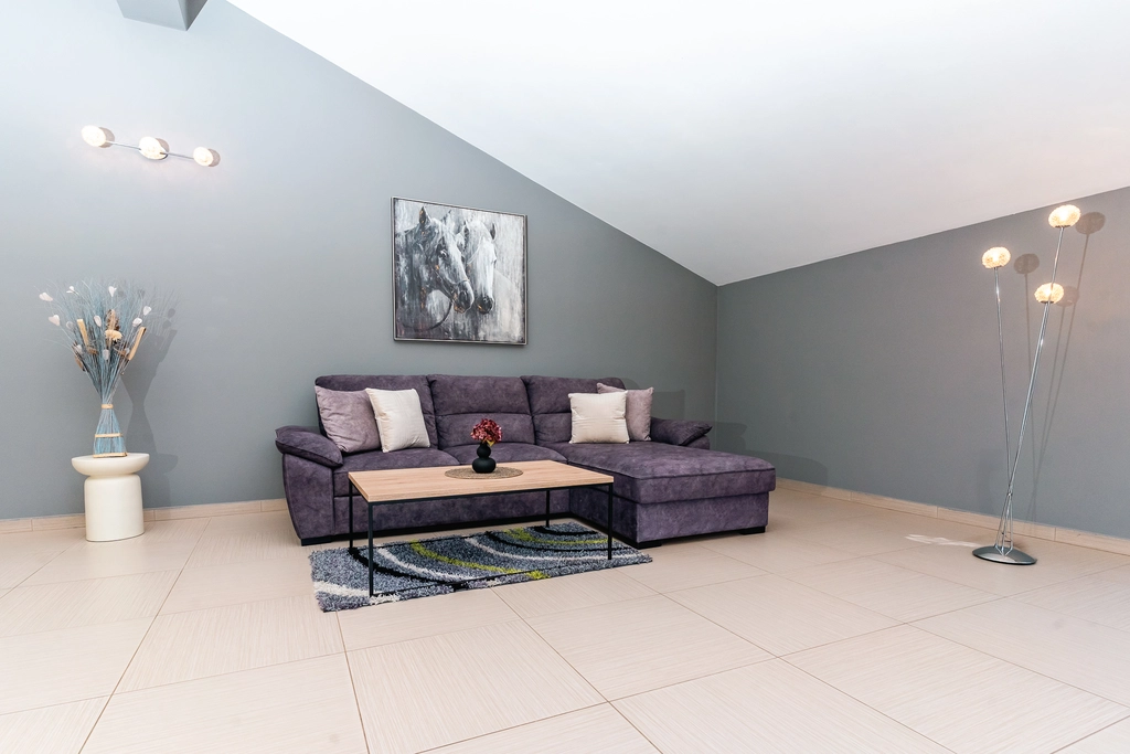 4-Bedroom Holiday House for up to 10 in Vrh