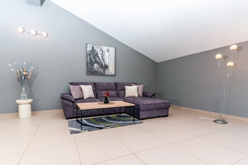 4-Bedroom Holiday House for up to 10 in Vrh