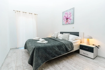 4-Bedroom Holiday House for up to 10 in Vrh