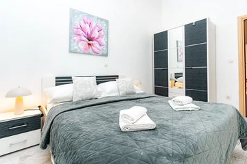 4-Bedroom Holiday House for up to 10 in Vrh