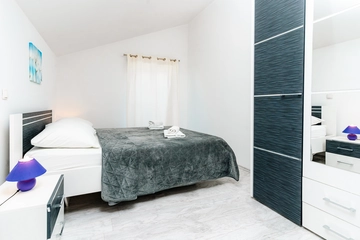 4-Bedroom Holiday House for up to 10 in Vrh