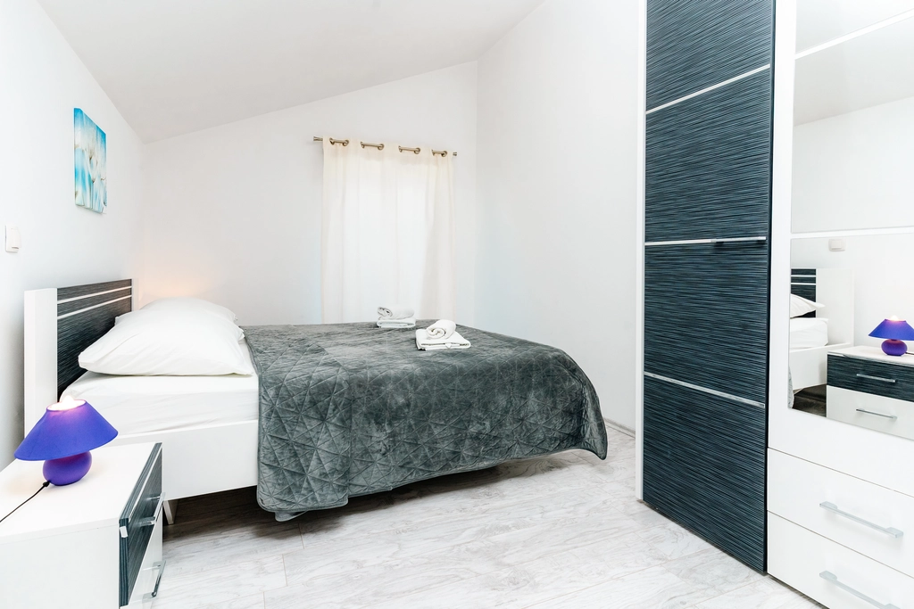 4-Bedroom Holiday House for up to 10 in Vrh